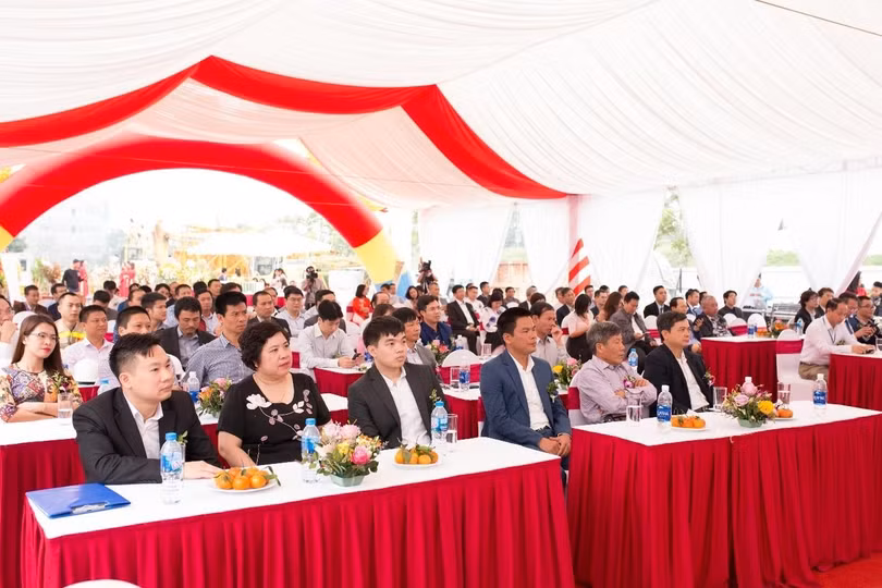 Một số sự kiện gần đây của An Quý Hưng ghi nhận một nhân sự có gương mặt rất trẻ (hàng đầu, thứ ba từ trái sang) tham gia. (Nguồn: An Quý Hưng)