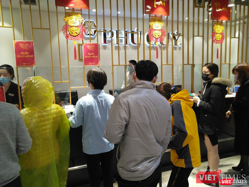 Người dân xếp hàng chờ thanh toán