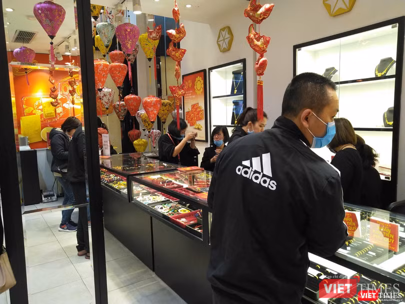 Và không thể thiếu những chiếc khẩu trang Và không thể thiếu những chiếc khẩu trang