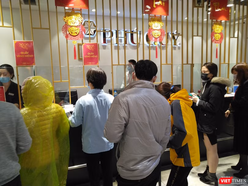 Người dân xếp hàng chờ thanh toán