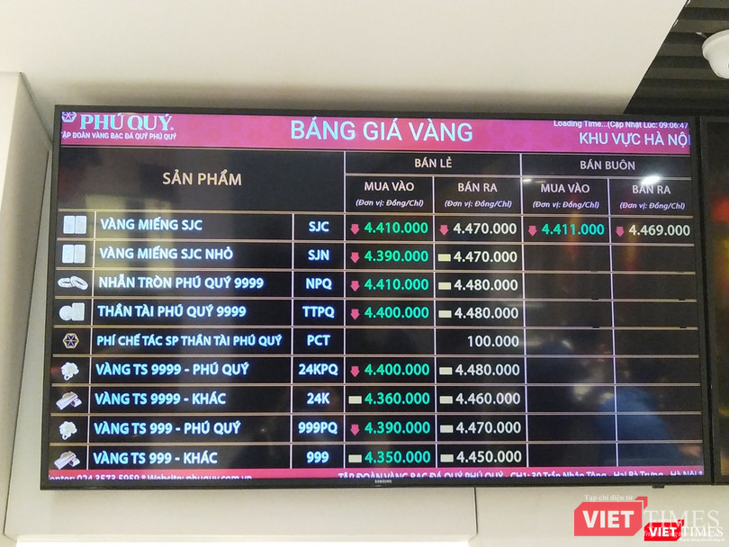 Giá vàng miếng niêm yết tại một cửa hàng.