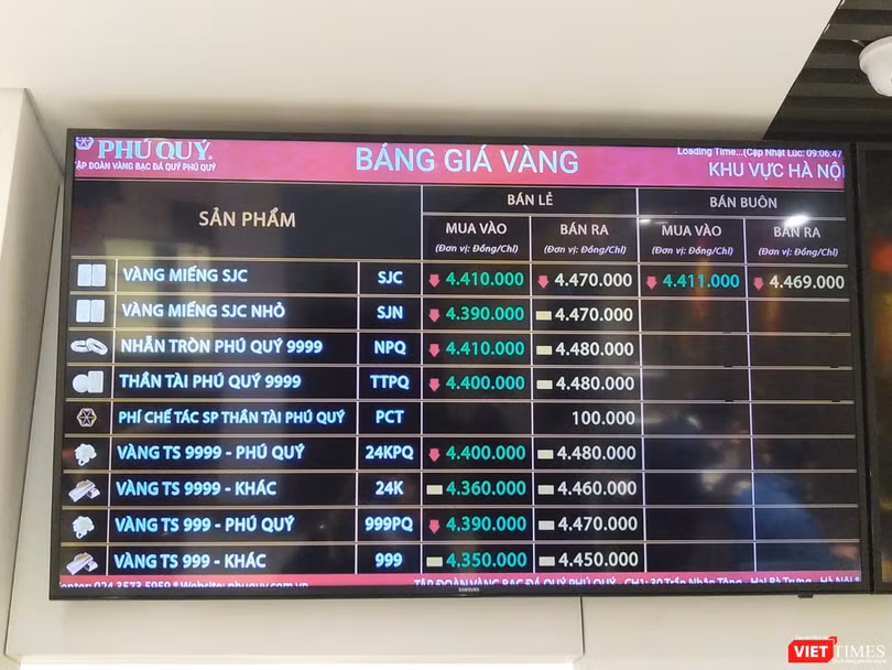 Giá vàng miếng niêm yết tại một cửa hàng.