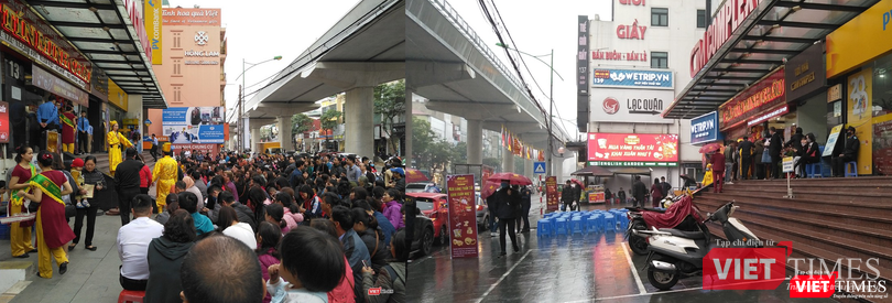 Khác với không khí sôi động năm 2019 (ảnh trái), thời tiết mưa rét và mối lo ngại dịch bệnh khiến cảnh tượng ngồi chờ xếp hàng không còn xảy ra (ảnh phải) tại một cửa hàng vàng lớn trên phố Cầu Giấy