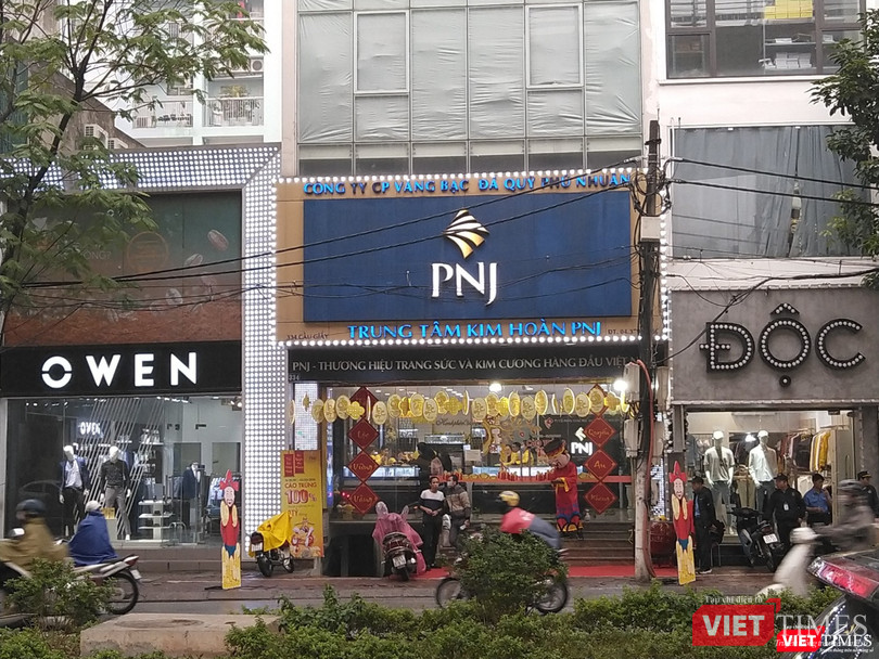 Cửa hàng vàng bạc của PNJ cũng khá vắng khách