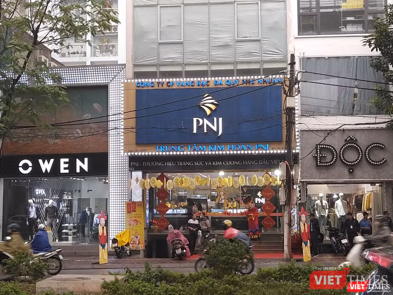 Cửa hàng vàng bạc của PNJ cũng khá vắng khách Cửa hàng vàng bạc của PNJ cũng khá vắng khách