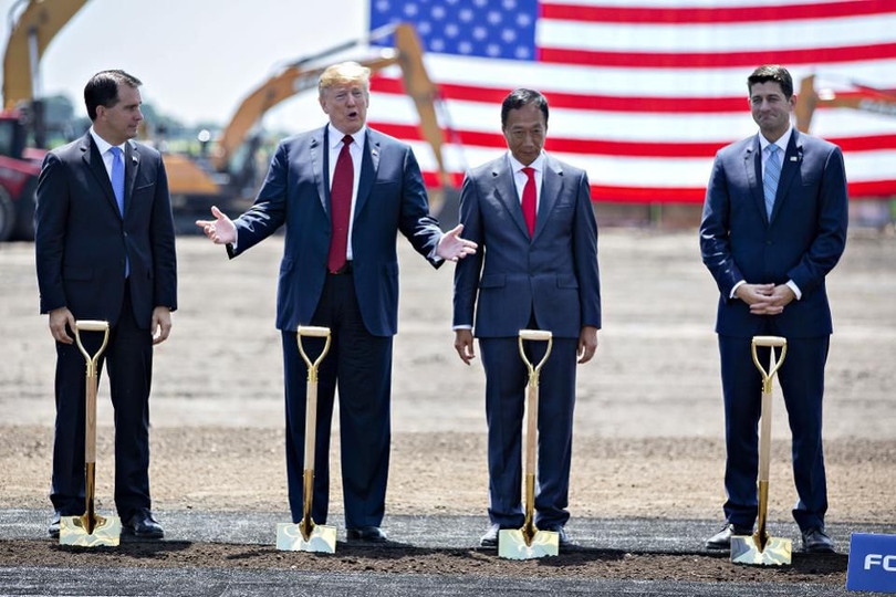 Tổng thống Mỹ Donald Trump và CEO Foxconn Terry Gou tại lễ khởi công nhà máy tại bang Wisconsin. Ảnh: AP