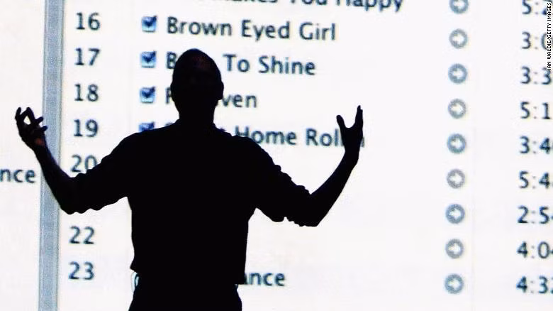 Steve Jobs giưới thiệu về kế hoạch cung cấp dịch vụ iTunes tại Anh, Đức và Pháp vào tháng 6/2004. Thời điểm đó, của hàng iTunes cho phép người dùng mua và tải xuống trong kho âm nhạc với hơn 700.000 bài hát. Ảnh: CNN