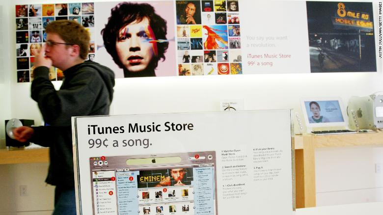 Tấm biển quảng cáo dịch vụ iTunes Music Store vào năm 2003. Kể từ khi ra mắt, người dùng đã tải xuống hơn 1 triệu bài hát từ cửa hàng âm nhạc trực tuyến của Apple với giá 99 cent. Ảnh: CNN