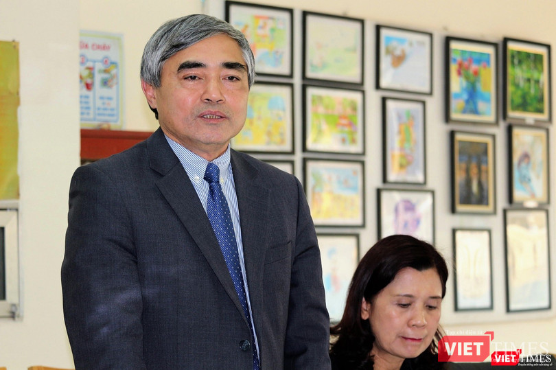 Nguyên Thứ trưởng Bộ TT&TT Nguyễn Minh Hồng, đại diện Hội Truyền thông số Việt Nam, chúc mừng thành tựu mà Trung tâm Truyền thông Ký ức người lính đã đạt được trong năm 2018.