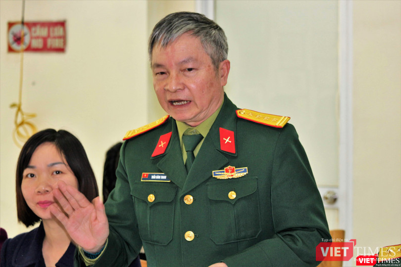 Đại tá Trần Đăng Tranh giải thích ý nghĩa của công trình sách "Ký ức người lính" tại Hội nghị.