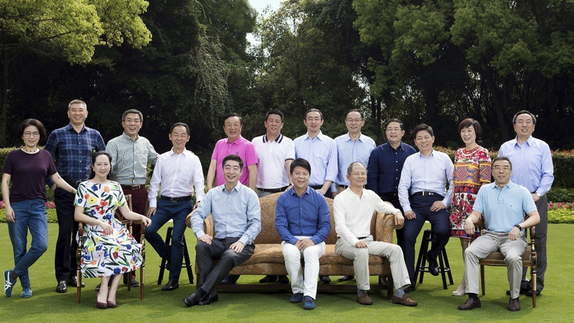 Bà Mạnh Vãn Châu và ông Nhậm Chính Phi (áo hồng), cùng các giám đốc tài chính cấp cao của Huawei. Ảnh: Huawei Bà Mạnh Vãn Châu và ông Nhậm Chính Phi (áo hồng), cùng các giám đốc tài chính cấp cao của Huawei. Ảnh: Huawei