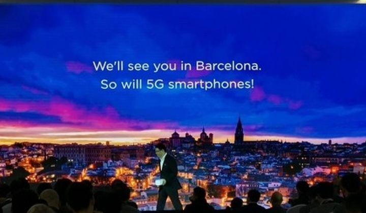 CEO mảng Tiêu dùng, Richard Yu công bố thời điểm ra mắt smartphone gập tại Bắc Kinh ngày 24.1. Ảnh: Gizmochina