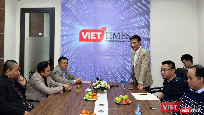 Nhà báo Đinh Văn Hải biểu dương các cá nhân xuất sắc tại Buổi Tổng kết hoạt động của VietTimes trong năm 2018