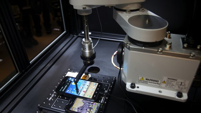 T-Mobile tiết lộ công ty đã đầu tư 5 tỷ USD với 70.000 nhân lực cho quá trình nghiên cứu và phát triển robot kiểm tra chất lượng điện thoại Tappy. Ảnh: SeattleTimes T-Mobile tiết lộ công ty đã đầu tư 5 tỷ USD với 70.000 nhân lực cho quá trình nghiên cứu và phát triển robot kiểm tra chất lượng điện thoại Tappy. Ảnh: SeattleTimes