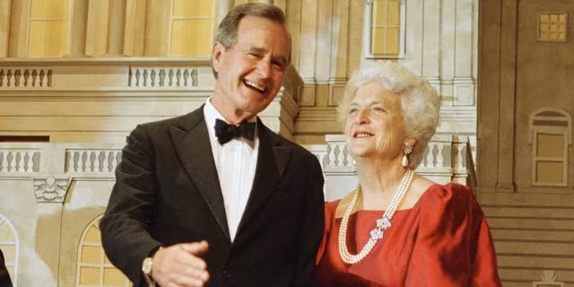 Tổng thống thứ 41 của Mỹ, George H.W Bush và Đệ nhất phu nhân Barbabra Bush. Ảnh: AP Tổng thống thứ 41 của Mỹ, George H.W Bush và Đệ nhất phu nhân Barbabra Bush. Ảnh: AP