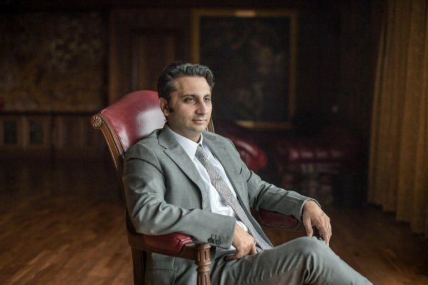 Adar Poonawalla, Giám đốc điều hành Viện Huyết thanh Ấn Độ, cho biết ông sẽ san sẻ hàng trăm triệu liều vắc-xin AZD1222 theo tỷ lệ 50% cho Ấn Độ và 50% còn lại cho những nước có thu nhập thấp và trung bình trên thế giới. Ảnh: NY Times Adar Poonawalla, Giám đốc điều hành Viện Huyết thanh Ấn Độ, cho biết ông sẽ san sẻ hàng trăm triệu liều vắc-xin AZD1222 theo tỷ lệ 50% cho Ấn Độ và 50% còn lại cho những nước có thu nhập thấp và trung bình trên thế giới. Ảnh: NY Times