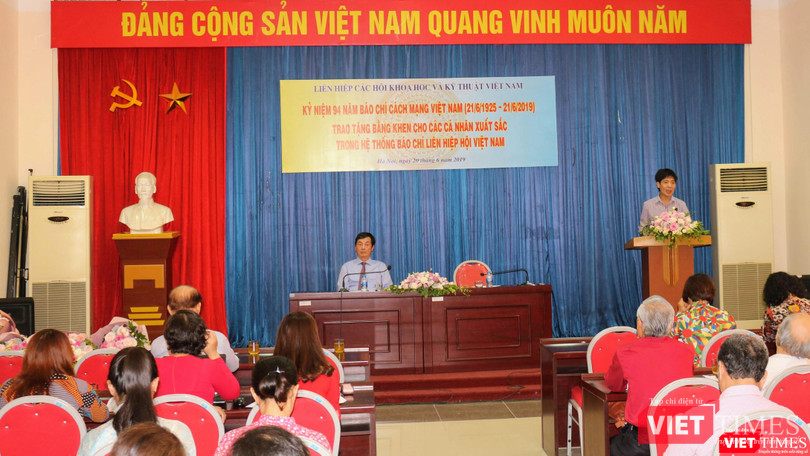 Trưởng Ban Truyền thông và Phổ biến Kiến thức Đặng Vũ Cảnh Linh báo cáo về công tác báo chí của LHHVN.