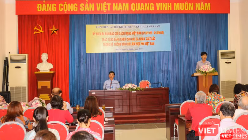 Trưởng Ban Truyền thông và Phổ biến Kiến thức Đặng Vũ Cảnh Linh báo cáo về công tác báo chí của LHHVN.