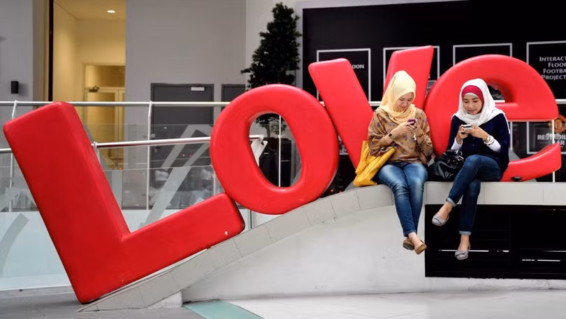 Các nhà nghiên cứu Indonesia lo ngại chứng nghiện mạng xã hội có thể ảnh hưởng xấu tới sức khỏe tâm lý. Ảnh: AFP