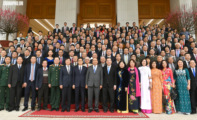 Thủ tướng cùng các trí thức chụp ảnh lưu niệm sau buổi gặp mặt (Nguồn: VGP) Thủ tướng cùng các trí thức chụp ảnh lưu niệm