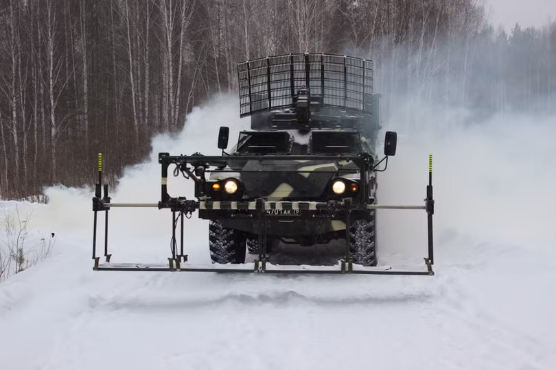 Máy rà phá bom mìn "Lista" trong cuộc diễn tập của lực lượng tên lửa chiến lược trong vùng Sverdlovsk. Ảnh RT Máy rà phá bom mìn "Lista" trong cuộc diễn tập của lực lượng tên lửa chiến lược trong vùng Sverdlovsk. Ảnh RT