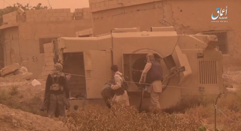 Lực lượng khủng bố IS tiến công trên chiến trường thung lũng Euphrates thuộc tỉnh Deir Ezzor. Ảnh: Amaq.