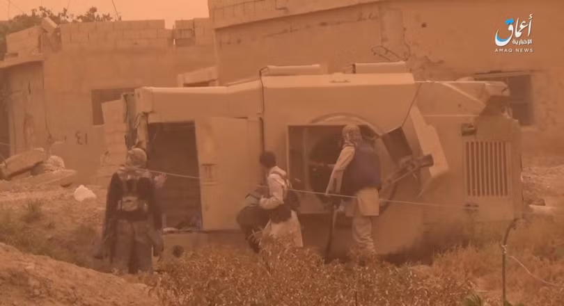 Lực lượng khủng bố IS tiến công trên chiến trường thung lũng Euphrates thuộc tỉnh Deir Ezzor. Ảnh: Amaq.