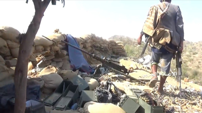 Lực lượng Houthi thu giữ chiến lợi phẩm của quân đội Ả rập Xê-út trong cuộc chiến trên vùng biên giới. Ảnh: Yemen Observer.