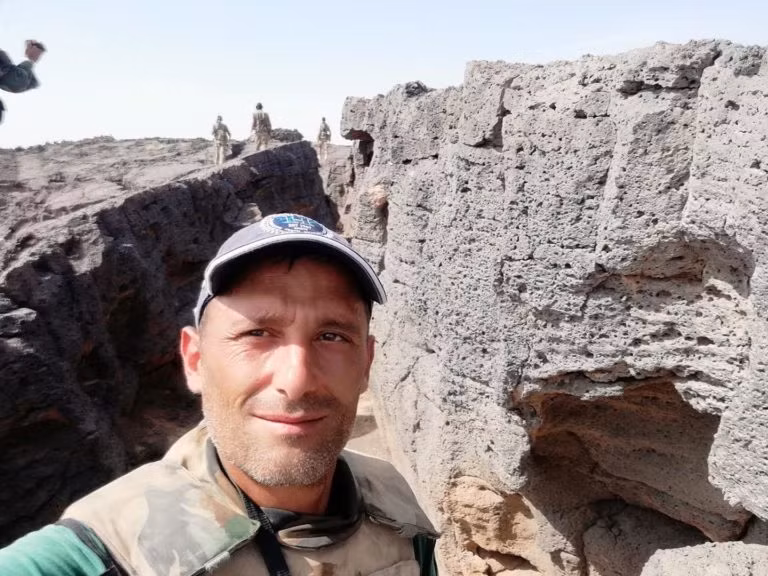 Phóng viên chiến trường đài truyền hình Thời sự Syria trong khu vực nguồn nước ở Al-Safa. Sweida