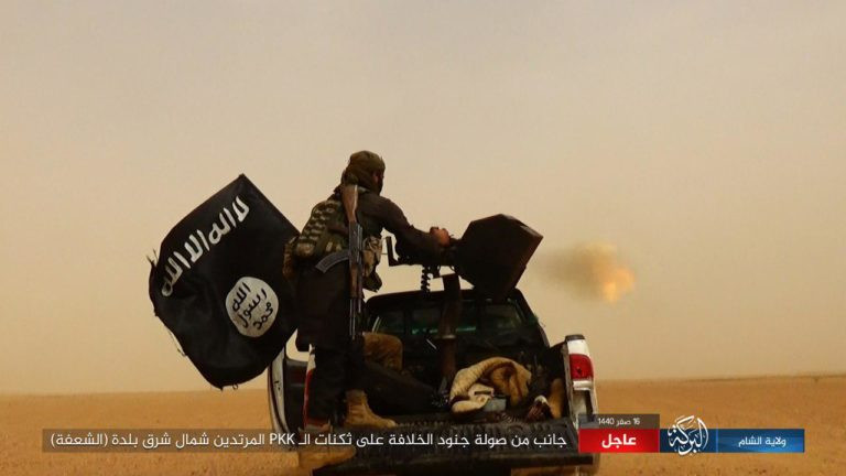 Lực lượng khủng bố IS tấn công SDF trên chiến trường Deir Ezzor. Ảnh: Amaq.