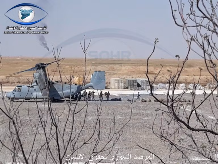 Đặc nhiệm Lính thủy Đánh bộ Mỹ đổ bộ yểm trợ gần thị trấn Hajin, thung lũng Euphrates. Ảnh SORH