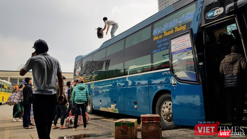 Các nhà xe huy động tối đa nhân lực nhằm phục vụ nhu cầu hành khách dịp cận Tết. Các nhà xe huy động tối đa nhân lực nhằm phục vụ nhu cầu hành khách dịp cận Tết.