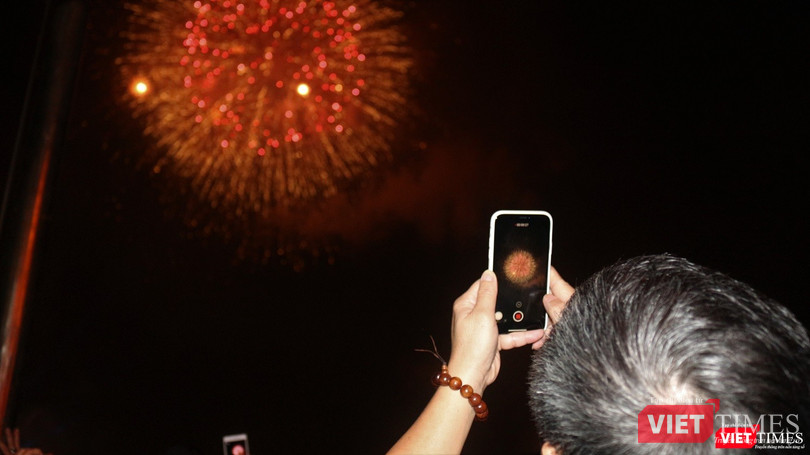 Khoảnh khắc Giao thừa mà hàng triệu người dân Việt Nam đón chờ. Khoảnh khắc Giao thừa mà hàng triệu người dân Việt Nam đón chờ.
