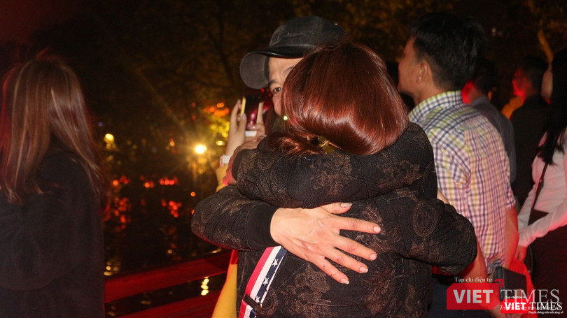 Một cặp vợ chồng không ngần ngại thể hiện tình cảm trong thời khắc thiêng liêng này. Một cặp vợ chồng không ngần ngại thể hiện tình cảm trong thời khắc thiêng liêng này.