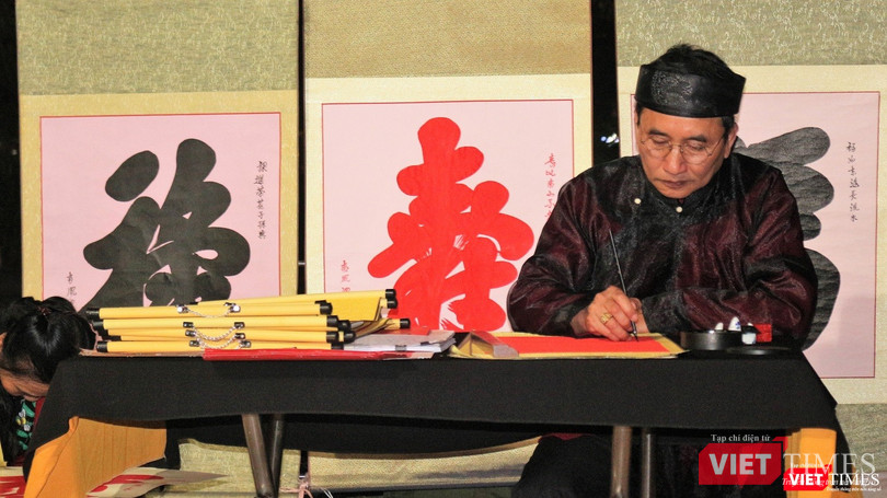 Một thoáng không khí Tết xưa trở về với hình ảnh ông đồ cho chữ. Một thoáng không khí Tết xưa trở về với hình ảnh ông đồ cho chữ.