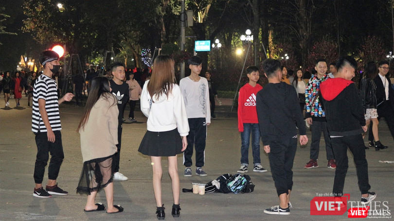 Các bạn trẻ vui vẻ chơi đá cầu. Các bạn trẻ vui vẻ chơi đá cầu.