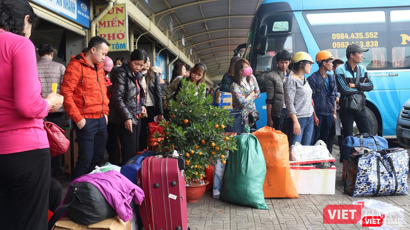 Ngoài vật dụng cá nhân, một gia đình tại bến Mỹ ĐÌnh còn đem theo mai, đào, quất về quê ăn Tết. Ngoài vật dụng cá nhân, một gia đình tại bến Mỹ ĐÌnh còn đem theo mai, đào, quất về quê ăn Tết.