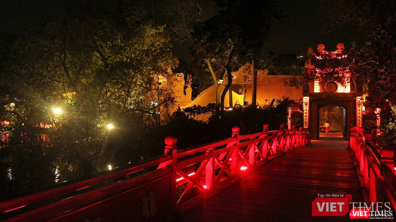 Cầu Thê Húc và đền Ngọc Sơn rực rỡ trong đêm. Cầu Thê Húc và đền Ngọc Sơn rực rỡ trong đêm.