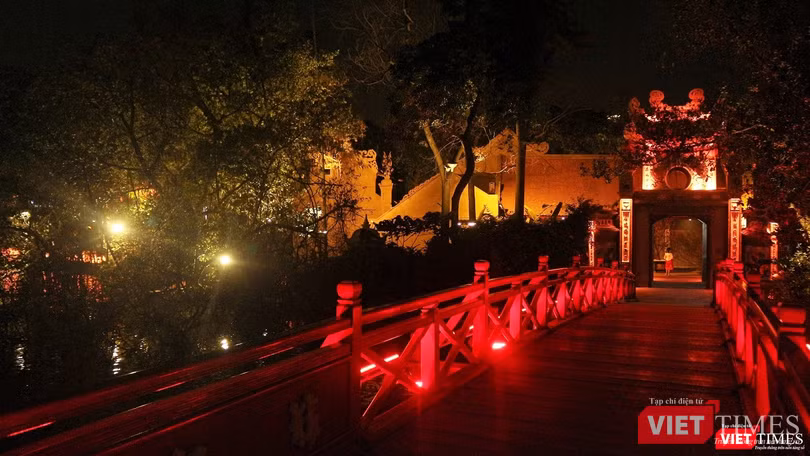 Cầu Thê Húc và đền Ngọc Sơn rực rỡ trong đêm.