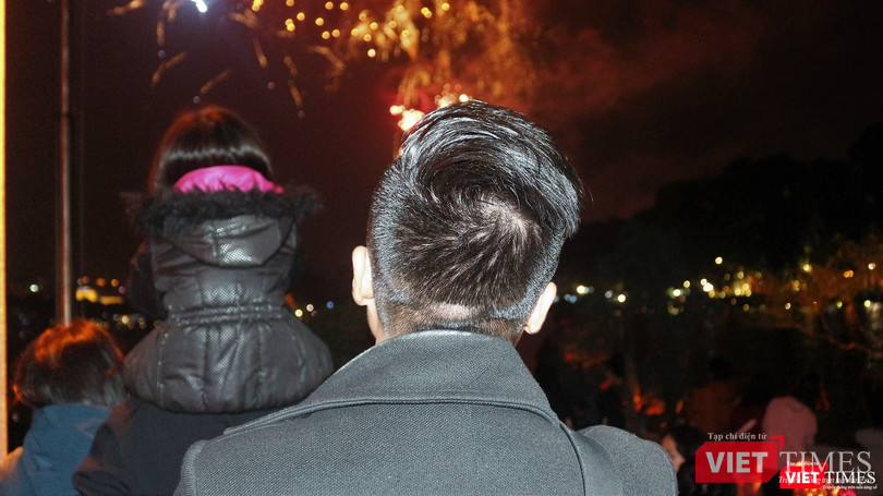 Cha cõng con gái xem pháo hoa. Cha cõng con gái xem pháo hoa.