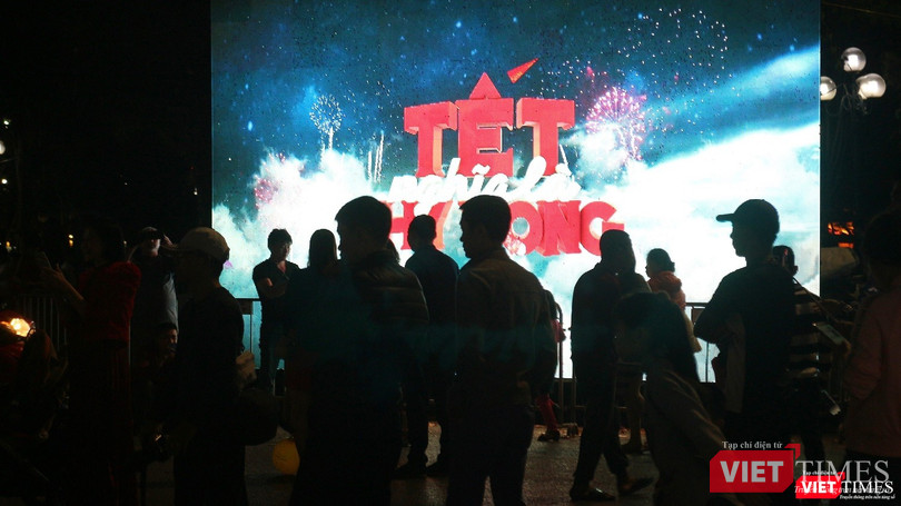 Khu vực màn hình lớn bên Hồ Hoàn Kiếm. Khu vực màn hình lớn bên Hồ Hoàn Kiếm.