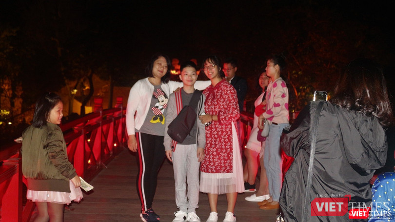 Một vài gia đình tranh thủ ra ngoài để chụp hình lưu niệm. Một vài gia đình tranh thủ ra ngoài để chụp hình lưu niệm.