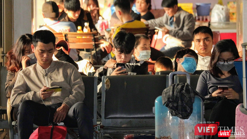 Hành khách ngồi chờ đến giờ xe chạy tại Bến xe Nước ngầm. Hành khách ngồi chờ đến giờ xe chạy tại Bến xe Nước ngầm.