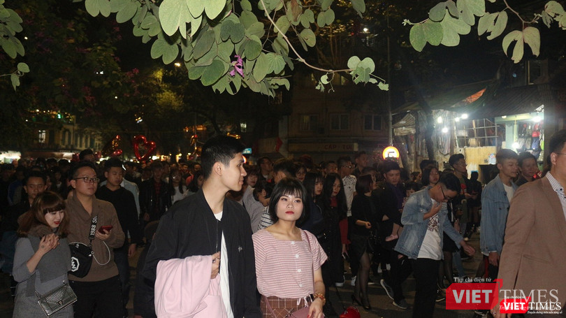 Càng về đêm lượng người đổ về Hồ Hoàn Kiếm càng đông. Càng về đêm lượng người đổ về Hồ Hoàn Kiếm càng đông.