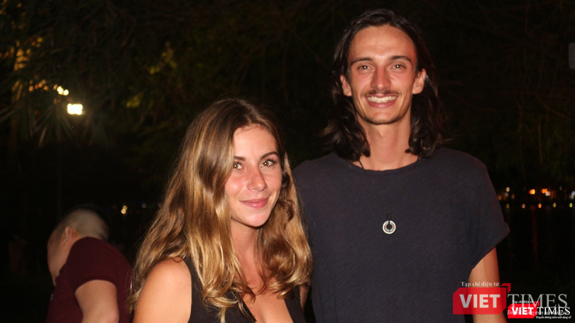 "Không khí Tết tại Việt Nam rất đặc biệt. Tết đem lại cảm giác ấm cúng, đưa bạn bè và gia đình xích lại gần nhau hơn", một cặp đôi người Pháp hân hoan nói với VietTimes. "Không khí Tết tại Việt Nam rất đặc biệt. Tết đem lại cảm giác ấm cúng, đưa bạn bè và gia đình xích lại gần nhau hơn", một cặp đôi người Pháp hân hoan nói với VietTimes.