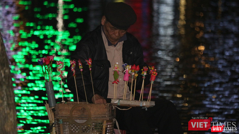 Tò he, món đồ chơi tưởng chừng như đã bị lãng quên. Tò he, món đồ chơi tưởng chừng như đã bị lãng quên.