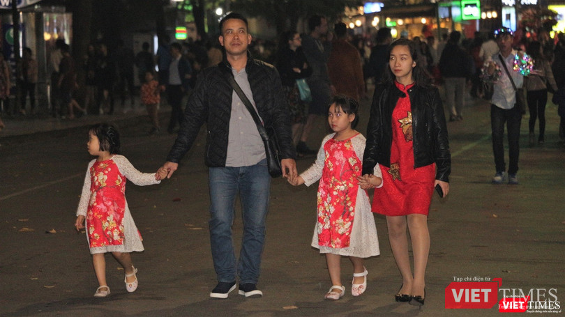 Một gia đình đi dạo xung quanh hồ để chờ tới khoảnh khắc Giao thứa đang tới gần. Một gia đình đi dạo xung quanh hồ để chờ tới khoảnh khắc Giao thứa đang tới gần.