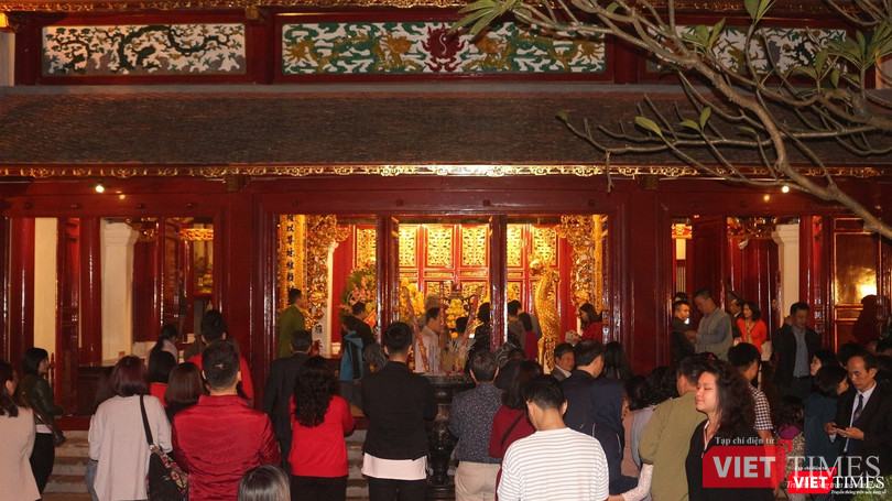 Sau màn pháo hoa, người dân bắt đầu đổ về các đền chùa đề thắp hương và cầu chúc cho một năm mới may mắn, bình an, vạn sự như ý.. Sau màn pháo hoa, người dân bắt đầu đổ về các đền chùa đề thắp hương và cầu chúc cho một năm mới may mắn, bình an, vạn sự như ý..