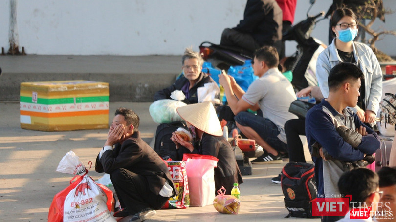 Hành khách bắt đầu đổ về bến xe Nước Ngầm và Mỹ Đình từ trước thềm Tết Nguyên đán. Hành khách bắt đầu đổ về bến xe Nước Ngầm và Mỹ Đình từ trước thềm Tết Nguyên đán.