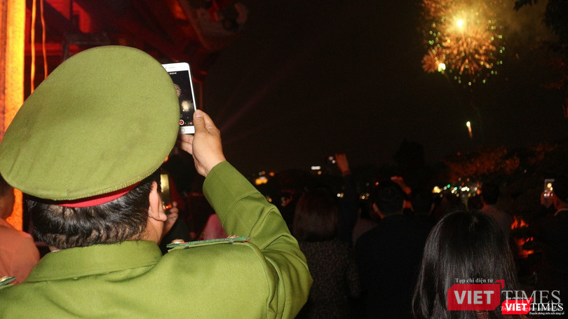 Một chiến sĩ Công An làm nhiệm vụ trong đêm Giao thừa cũng tranh thủ quay lại một đoạn video làm kỷ niệm. Một chiến sĩ Công An làm nhiệm vụ trong đêm Giao thừa cũng tranh thủ quay lại một đoạn video làm kỷ niệm.